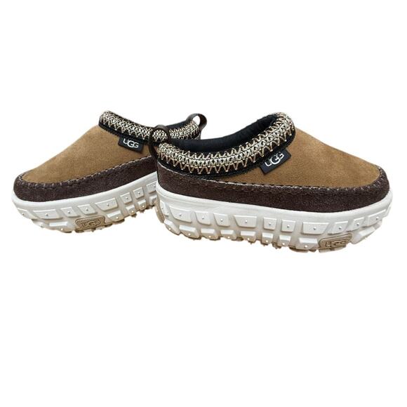 NWT! "UGG" KIDS Venture Daze Slip On Suede SZ 3Y Thick Tread Embroidered Accent - Picture 2 of 11